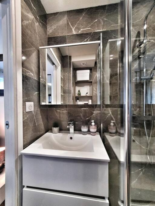 Love Room A Cannes - Appartement 25M2 Pour 2 Personnes Avec Un Jacuzzi Prive エクステリア 写真