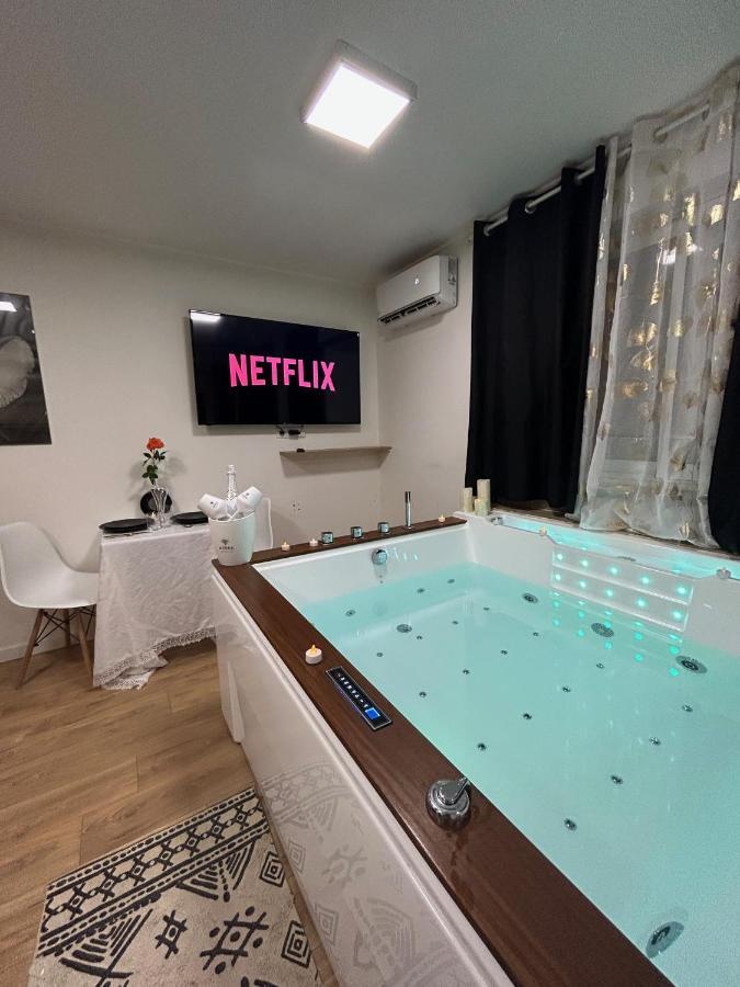 Love Room A Cannes - Appartement 25M2 Pour 2 Personnes Avec Un Jacuzzi Prive エクステリア 写真