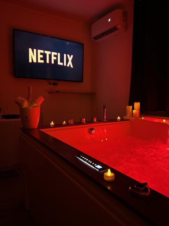Love Room A Cannes - Appartement 25M2 Pour 2 Personnes Avec Un Jacuzzi Prive エクステリア 写真