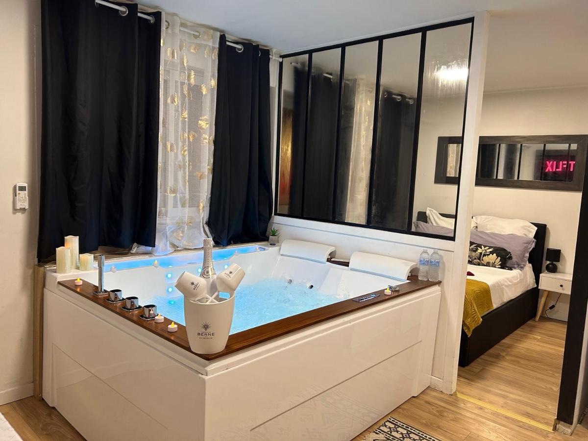 Love Room A Cannes - Appartement 25M2 Pour 2 Personnes Avec Un Jacuzzi Prive エクステリア 写真