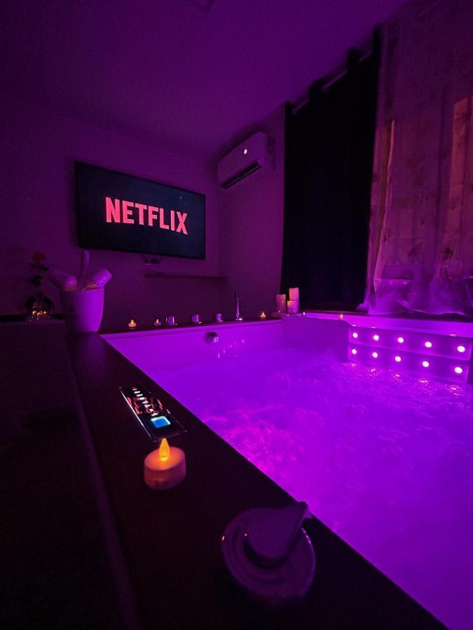 Love Room A Cannes - Appartement 25M2 Pour 2 Personnes Avec Un Jacuzzi Prive エクステリア 写真