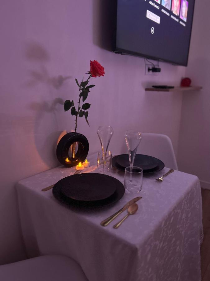 Love Room A Cannes - Appartement 25M2 Pour 2 Personnes Avec Un Jacuzzi Prive エクステリア 写真