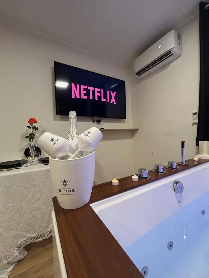 Love Room A Cannes - Appartement 25M2 Pour 2 Personnes Avec Un Jacuzzi Prive エクステリア 写真
