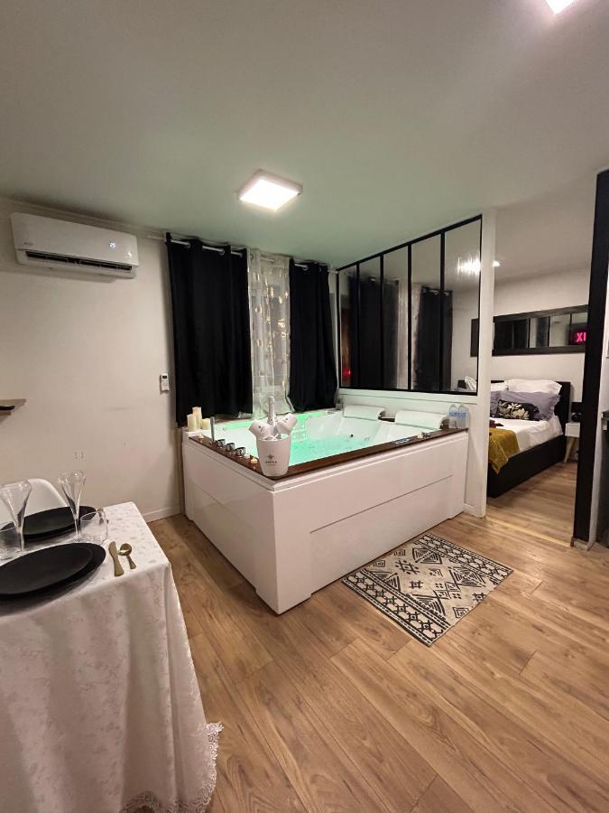 Love Room A Cannes - Appartement 25M2 Pour 2 Personnes Avec Un Jacuzzi Prive エクステリア 写真