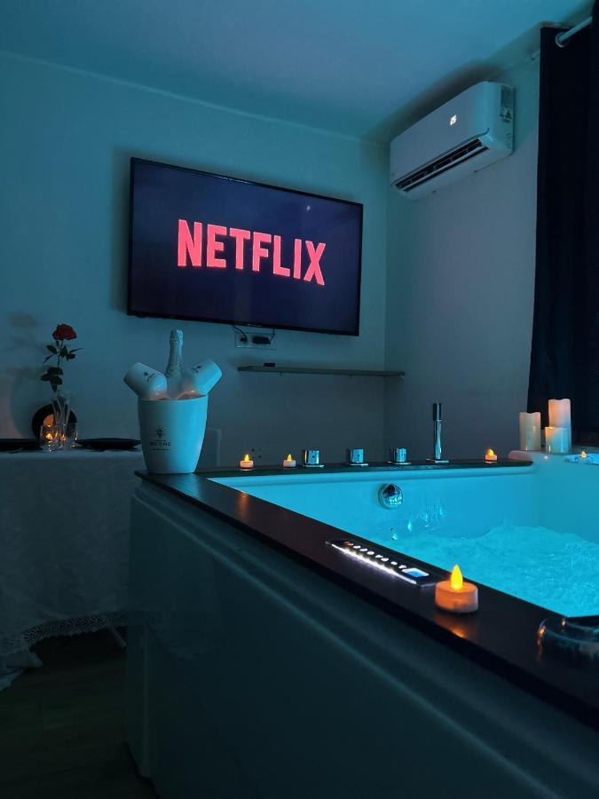 Love Room A Cannes - Appartement 25M2 Pour 2 Personnes Avec Un Jacuzzi Prive エクステリア 写真